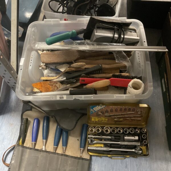 Mixed tool lot featuring a Hilka socket set and various chisels.