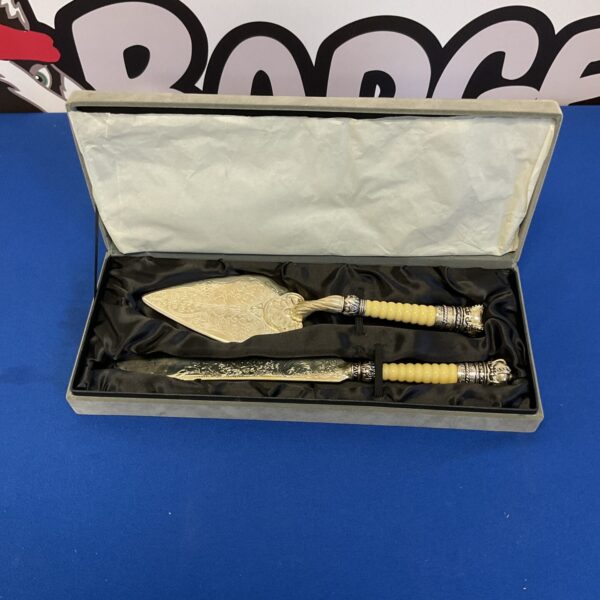Vintage boxed pie server and knife set with silverplate handles.