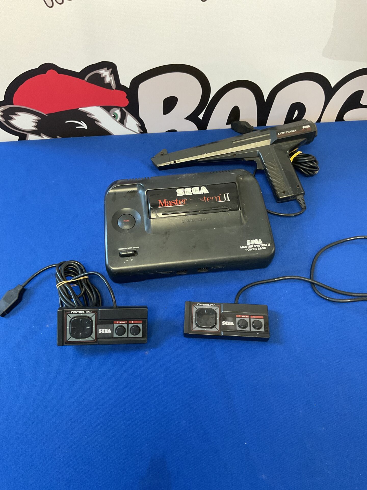 081 Sega master system 2 with two controllers and light gun 3006-05 A