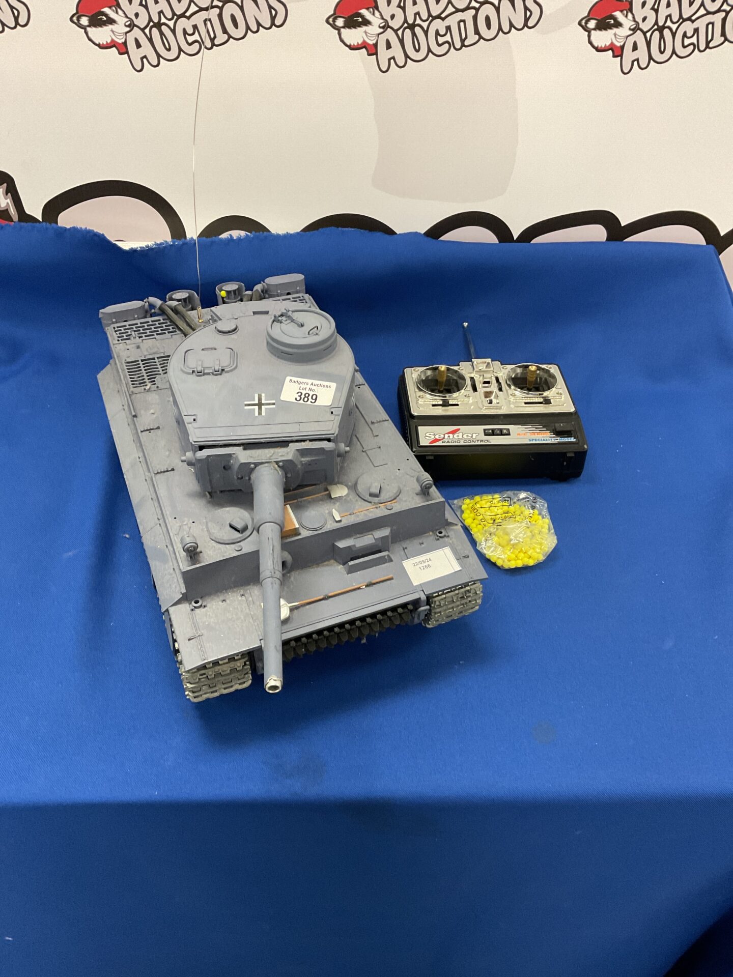 389 Remote controlled german tiger tank with metal tracks