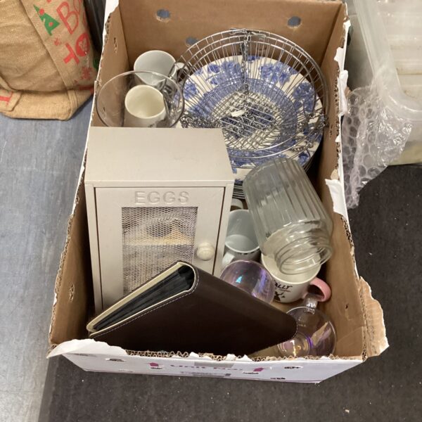 Mixed lot of vintage china and a ceramic egg holder.