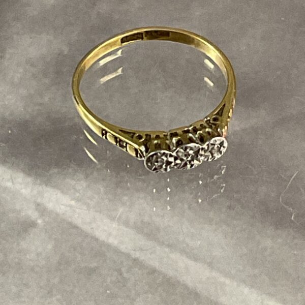 Elegant 18ct gold and platinum diamond trilogy ring, size M.