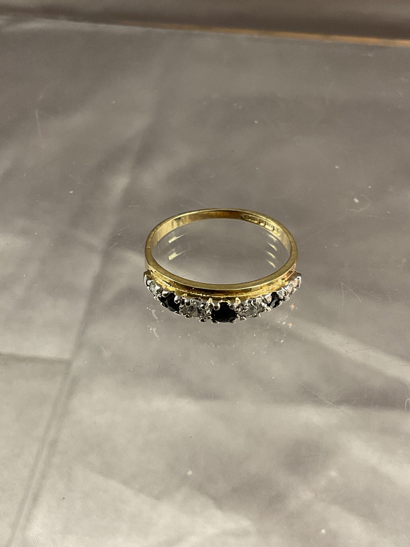 874 9ct Gold Ring Set With Black and White Stones Size K 1.4g Gross