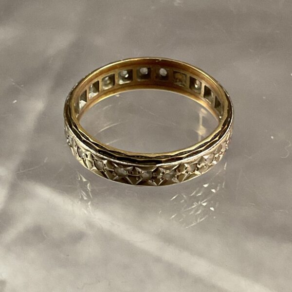 Elegant 9ct gold band ring with white stones, size O.