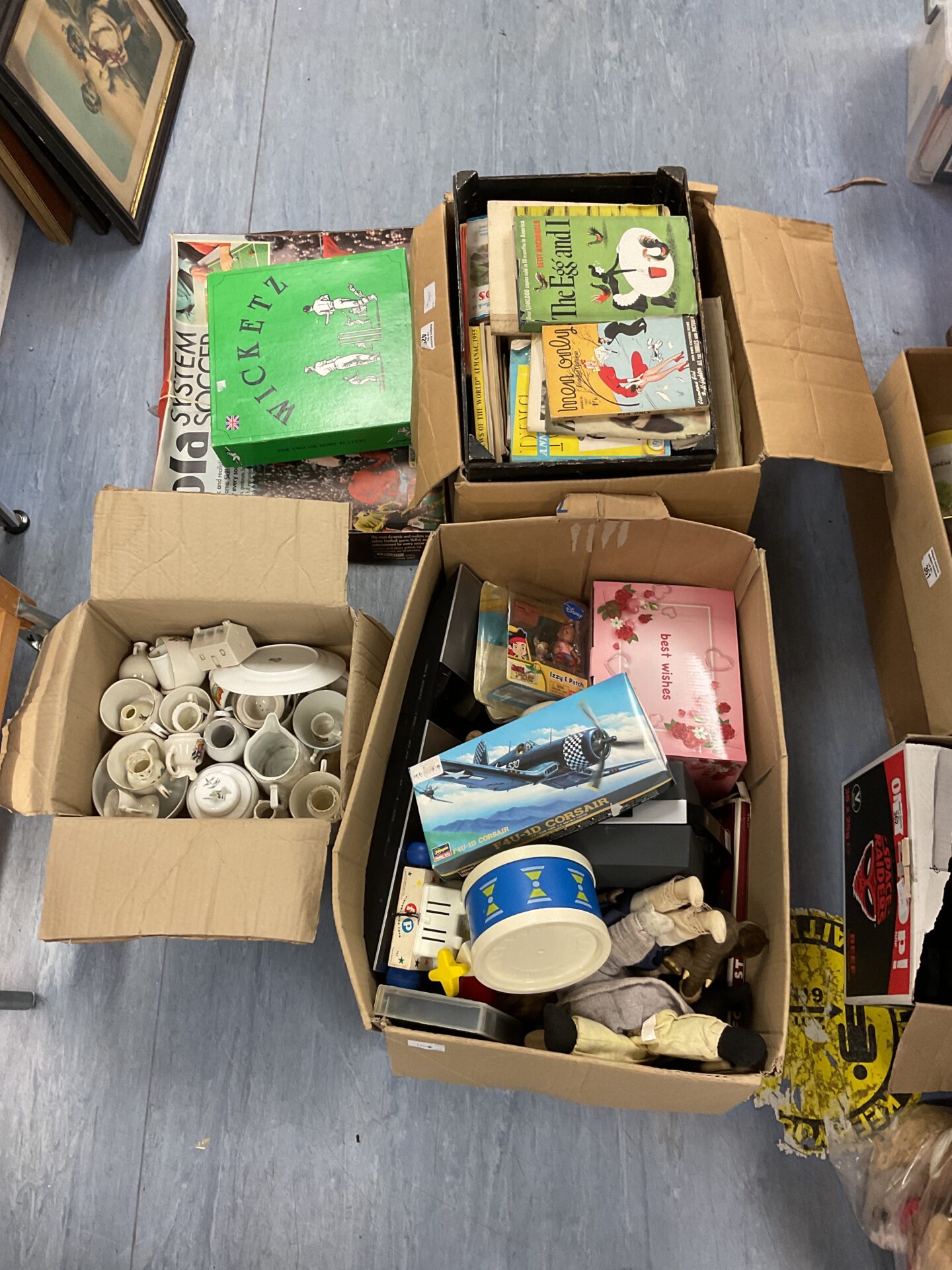 429 large lot of vintage toys, games & books