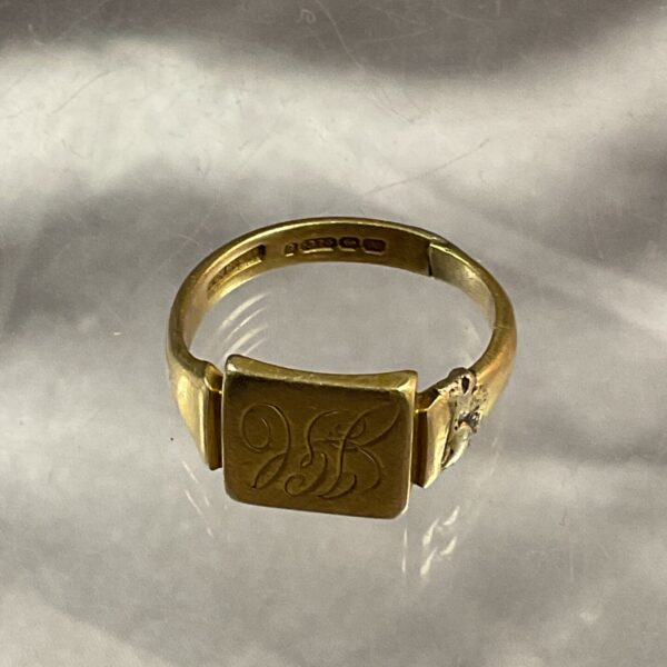 Vintage 9ct gold signet ring with oval face.