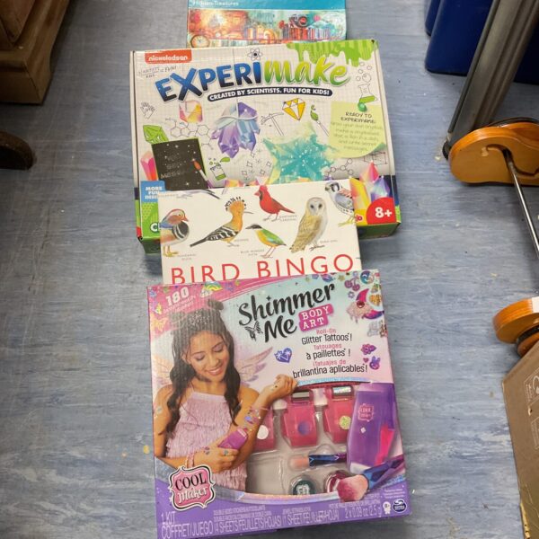 Mixed game lot featuring a Nickelodeon experiment kit and assorted games.