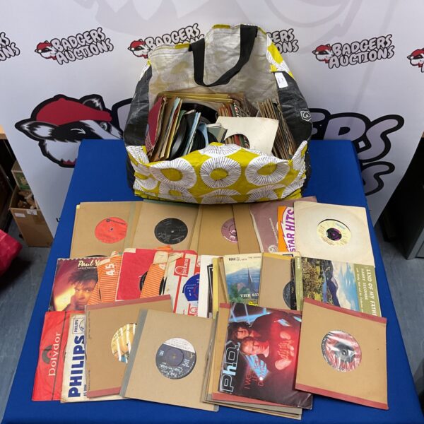Mixed lot of vintage 7” vinyl single records for collectors.