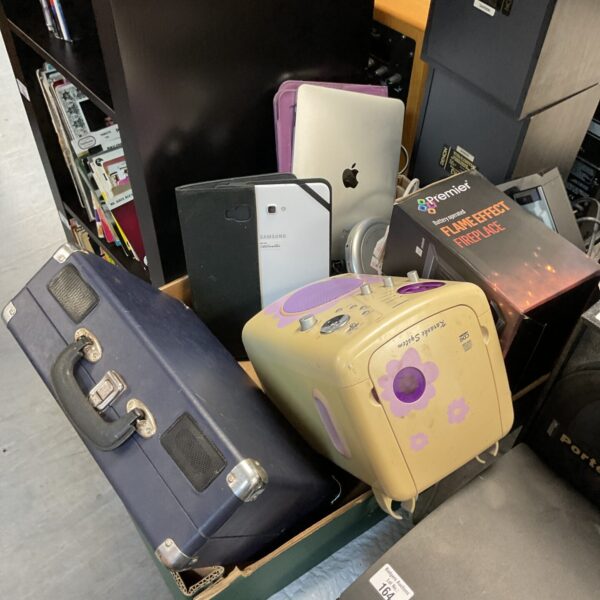 Mixed tablet lot including Apple iPad and Samsung Galaxy devices.