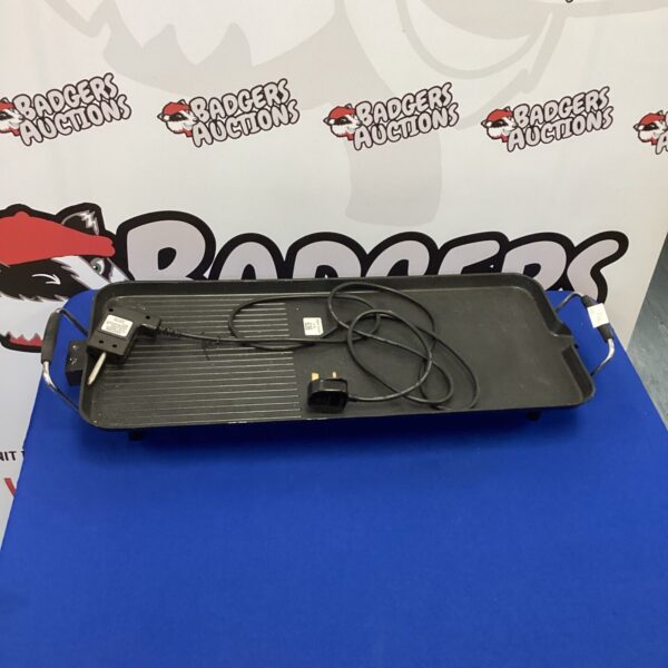 Electric heated tray for keeping food warm at the table.
