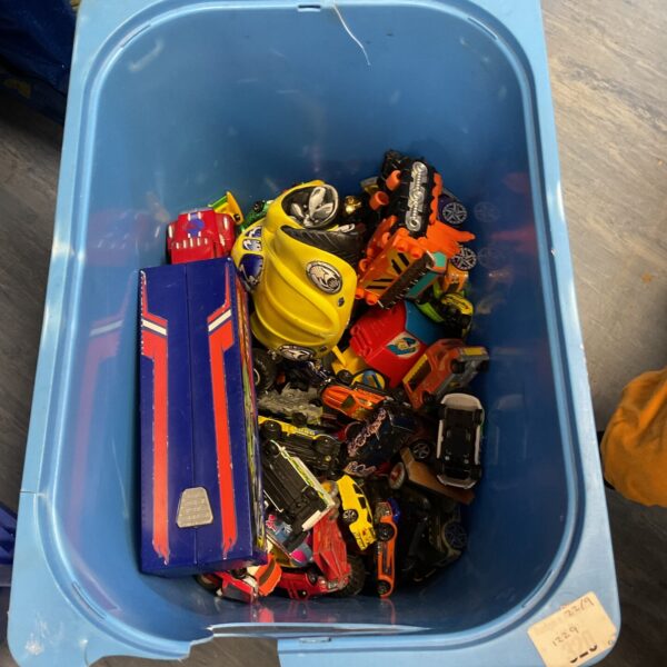 Mixed lot of diecast cars in various styles and colours.