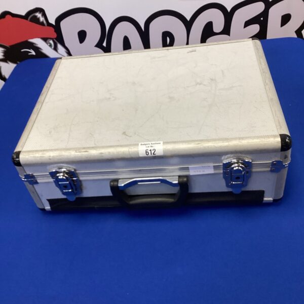 Durable aluminium flight case with a carry handle.