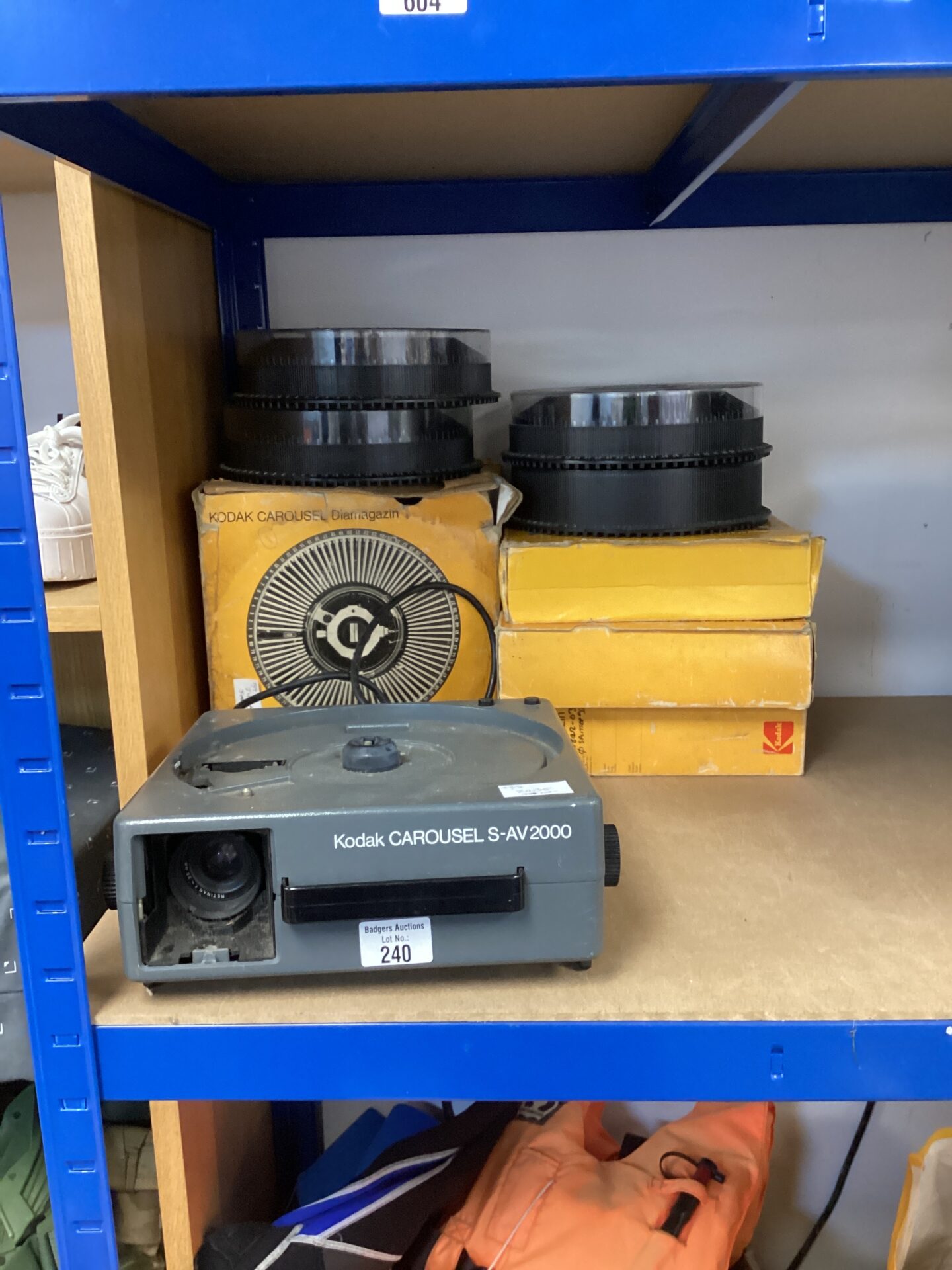 550 Kodak carousel S-AV2000 slide projector with a quantity of diamagazins