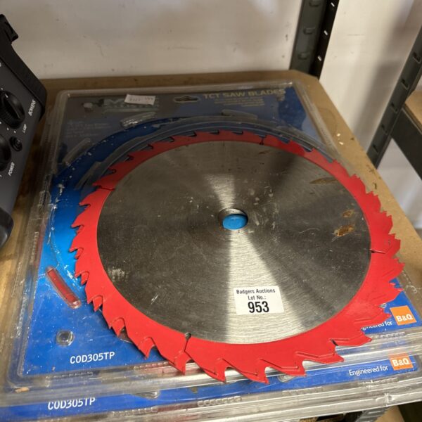 Close-up of 305mm TCT saw blades for circular saws.
