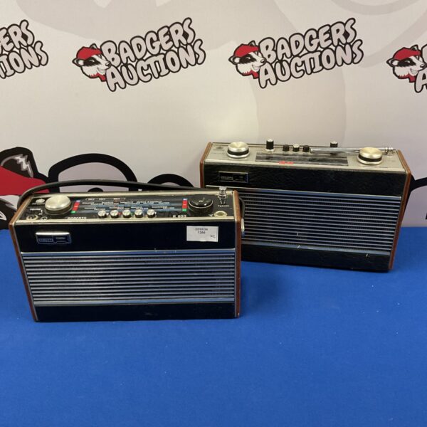 Lot of two vintage Roberts radios, classic portable radios.