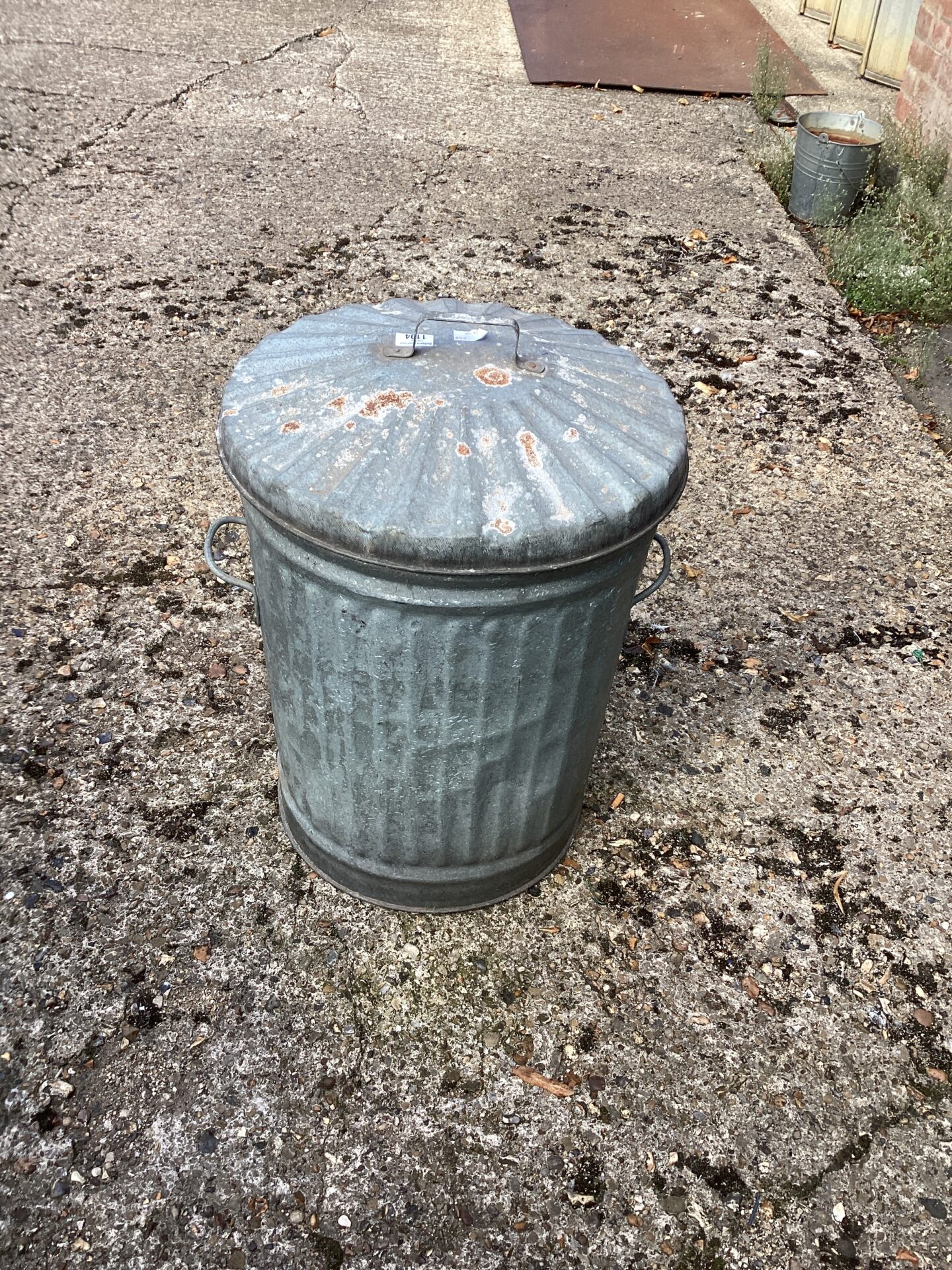 1104 Galvanised Dust Bin