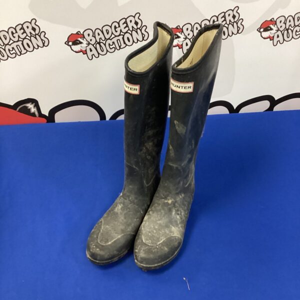 Size 5 Hunter Wellington boots showing signs of wear.