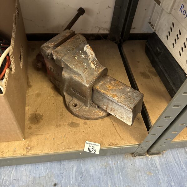 Vintage Record No3 bench vice for metalworking and workshop use.