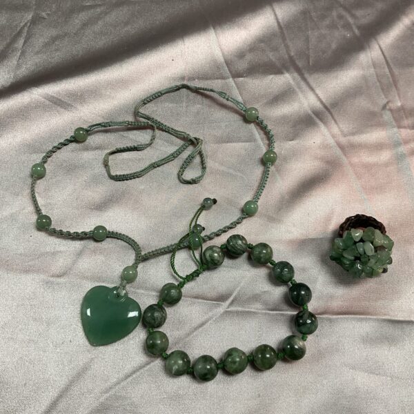 Vintage jade jewellery set with heart pendant and beaded bracelet.