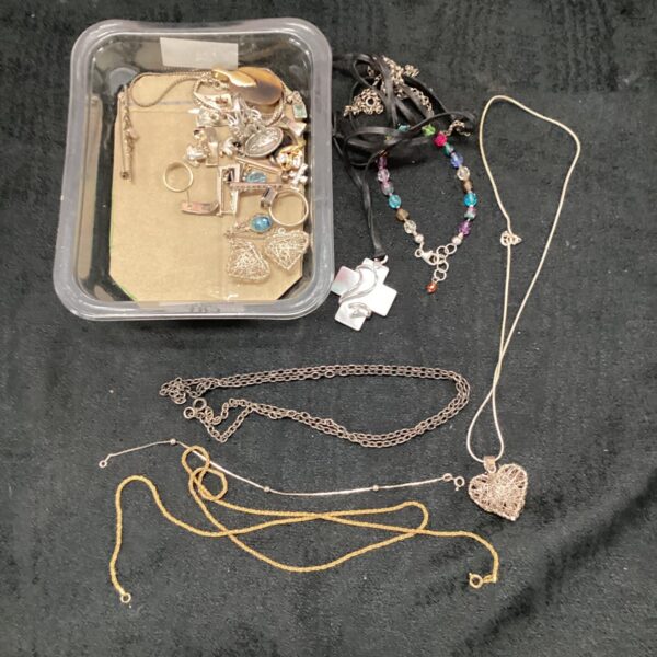 Mixed lot of silver necklaces and pendants, vintage costume jewellery.