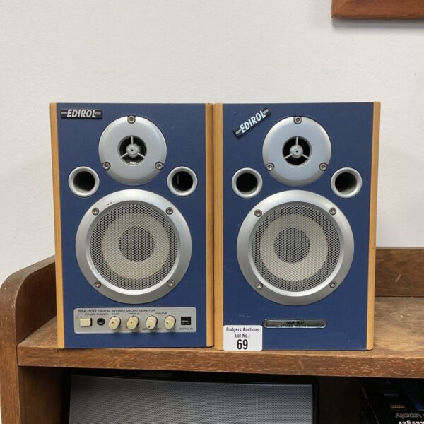 Edirol MA-10D digital stereo micro monitor system, front view.
