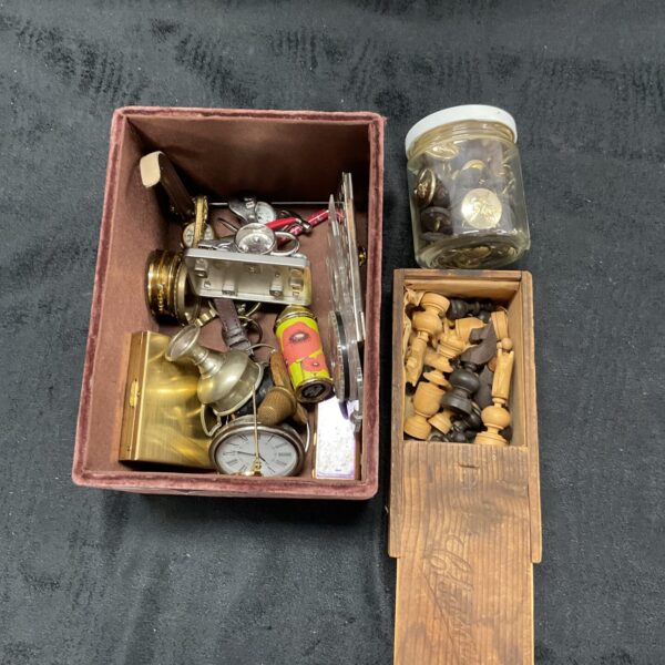 Mixed lot of vintage collectibles including a chess set and RAF buttons.