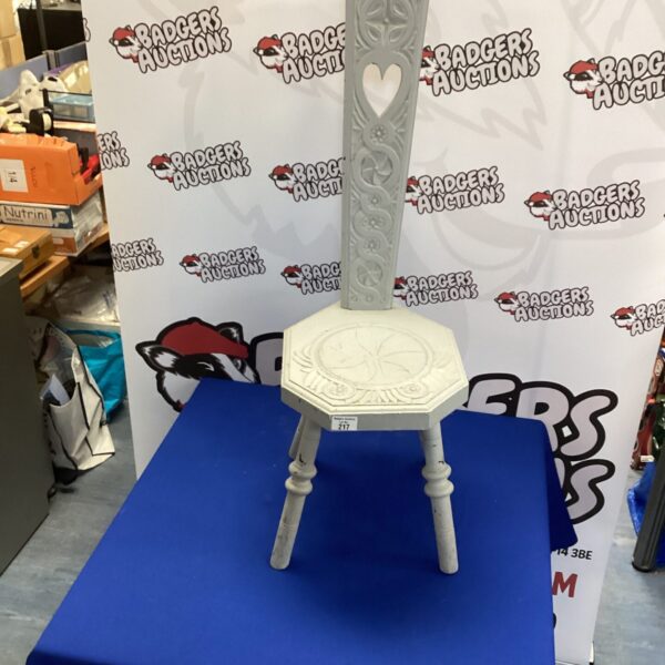 Vintage spinning chair with a wooden base and rotating seat.