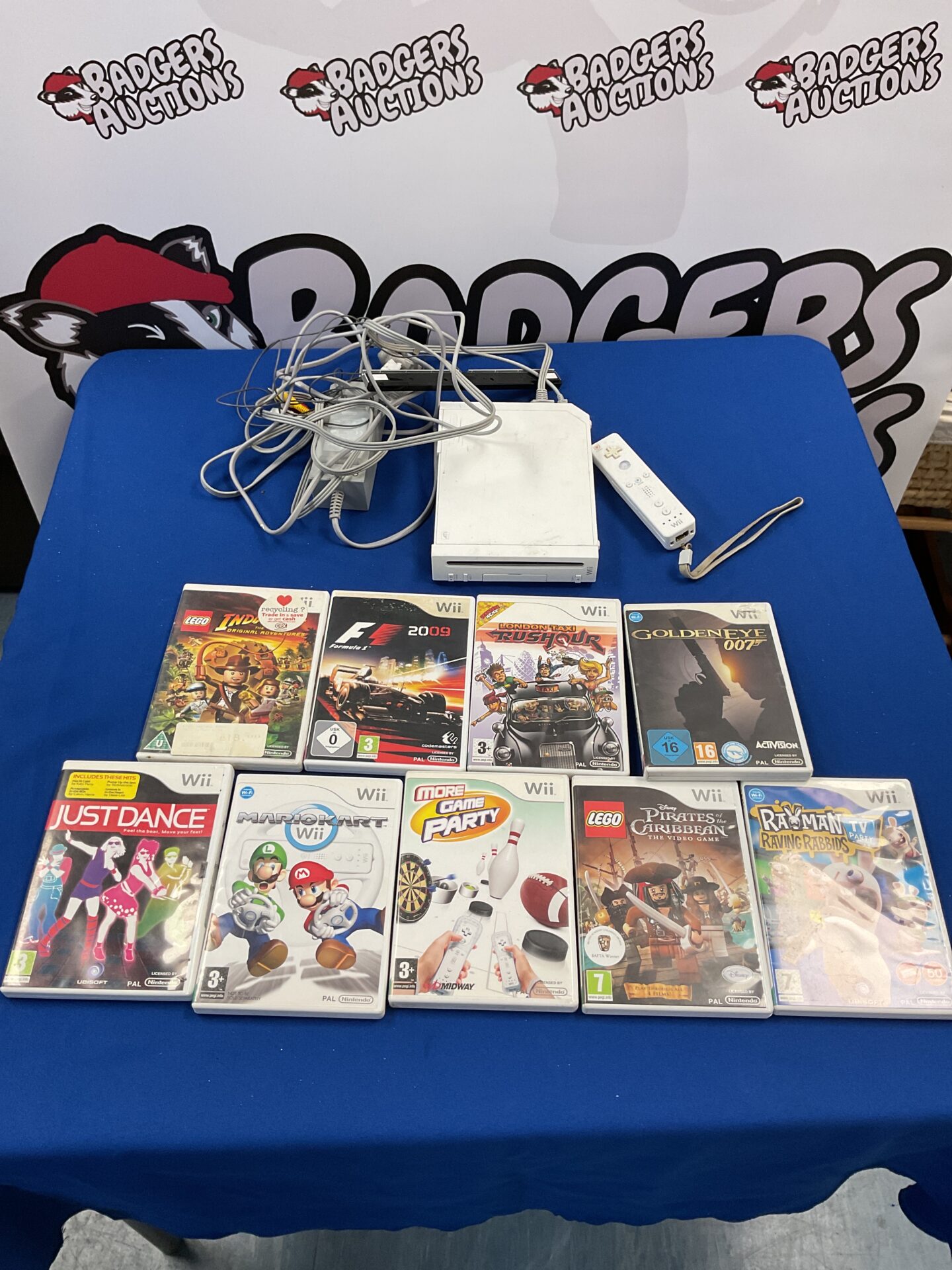 088 Nintendo Wii console with nine games