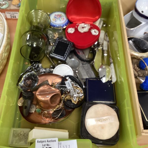 Mixed lot of costume jewellery with necklaces, earrings and bracelets.