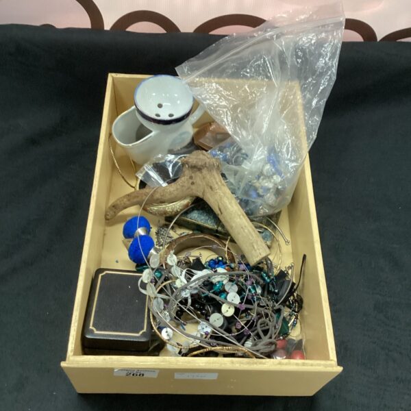 Mixed lot of vintage collectibles including a shaving mug and buttons.