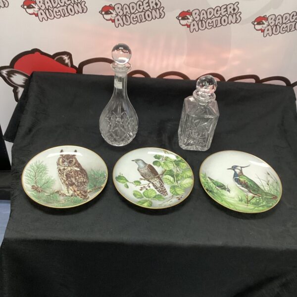 Crystal decanters and Franklin Mint plates lot for collectors.