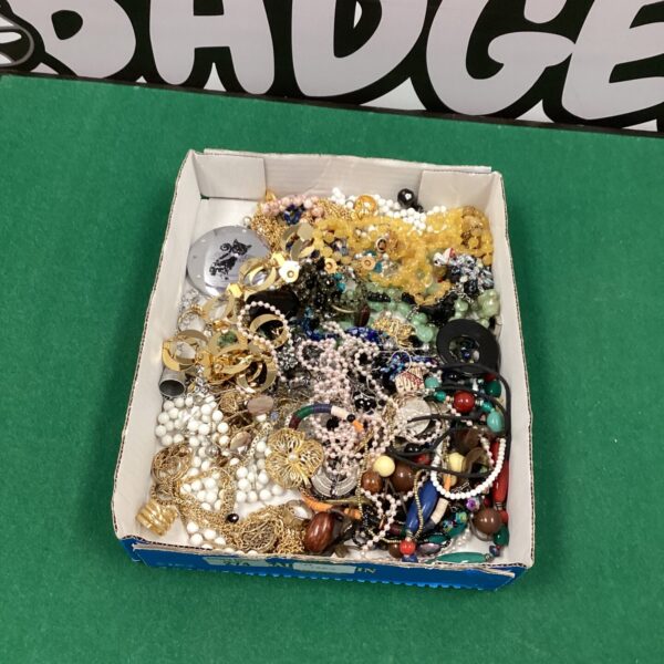 Mixed lot of vintage costume jewellery including necklaces and brooches.
