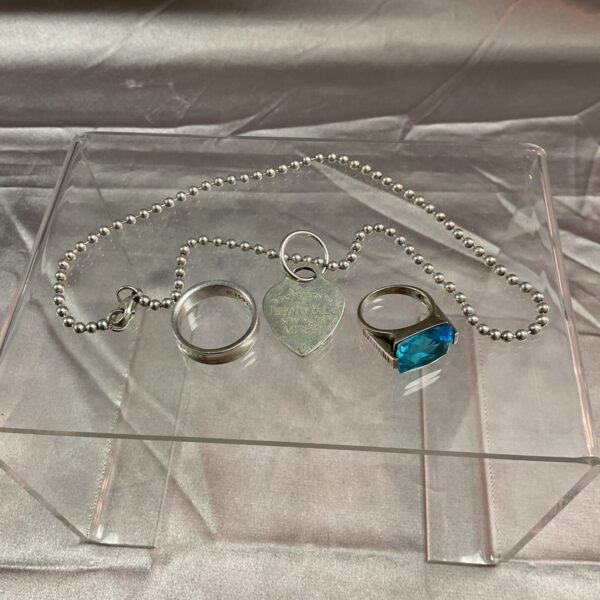 Costume jewellery lot featuring a ring and necklace.