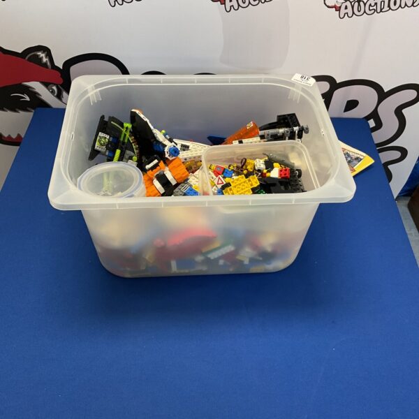 Mixed Lego lot with colourful building blocks and minifigures.