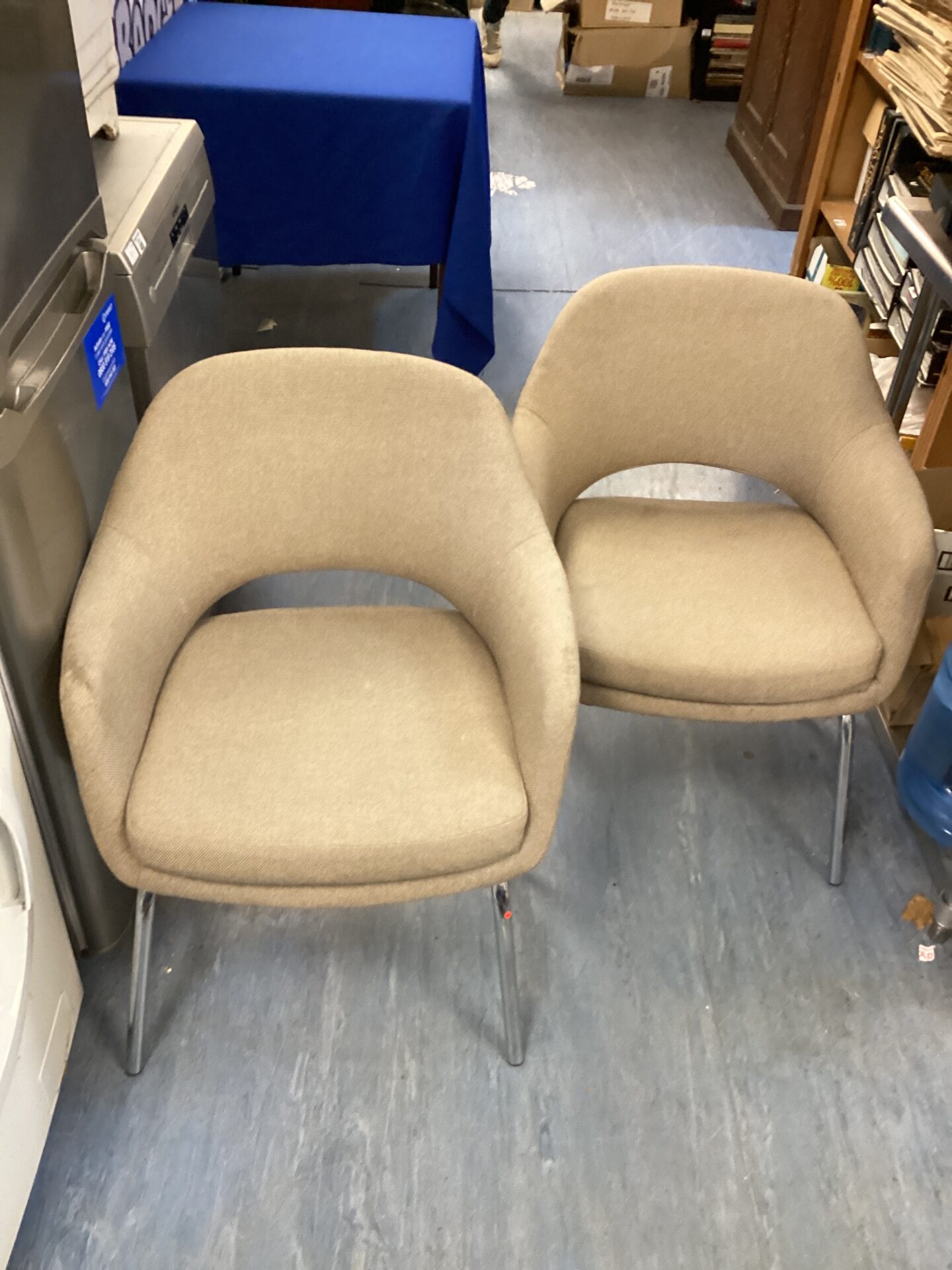 585 Pair of beige chrome legged reception chairs