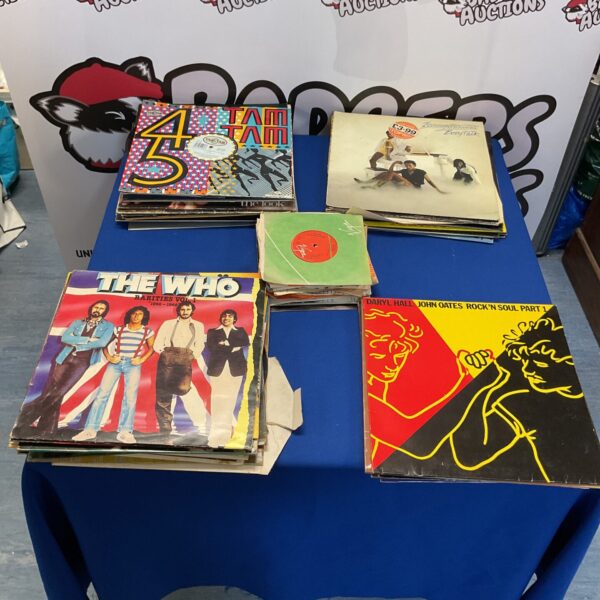 Mixed lot of vinyl records including 12 and 7 inch formats.