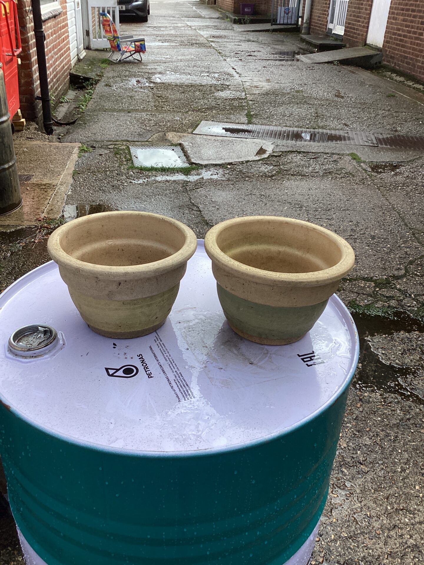 1066 Two small garden pots