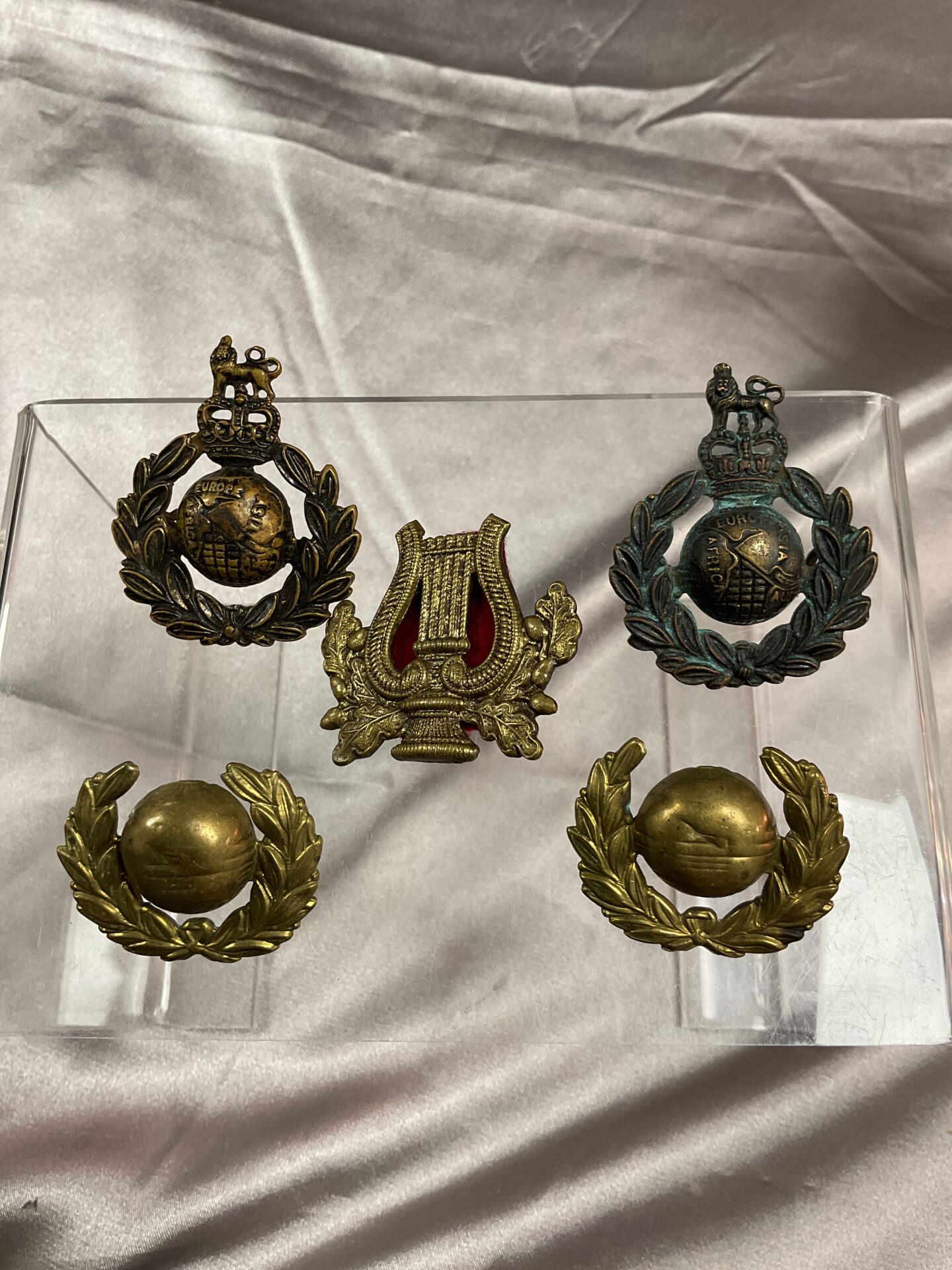 766 Five Royal Marines badges two cap badges, two collar badges and musician badget