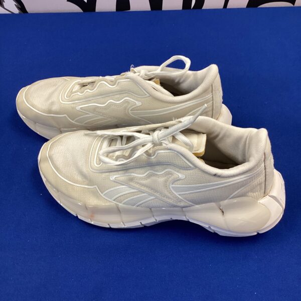Size 6 Reebok trainers in a pre-owned condition.