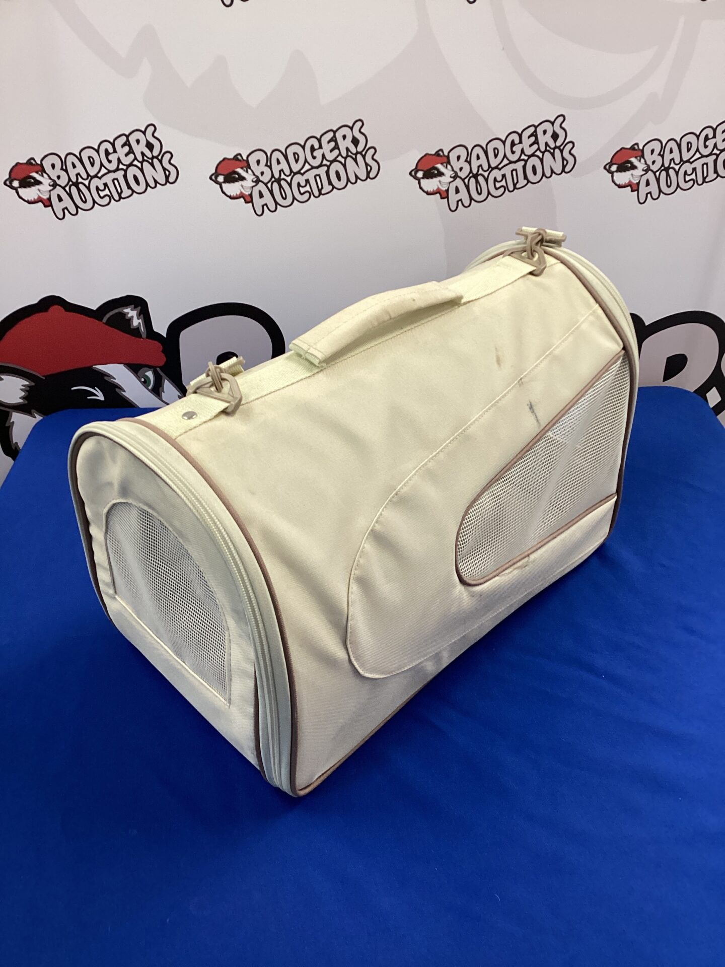 362 Pet carrier with mesh view holes