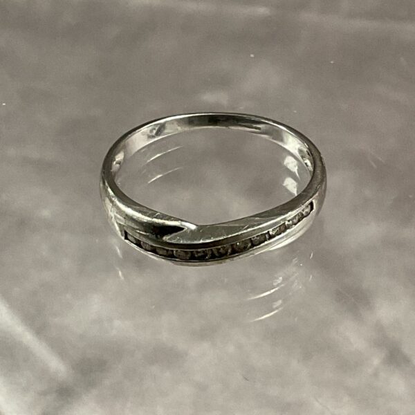 Elegant 9ct white gold ring with eleven diamonds.