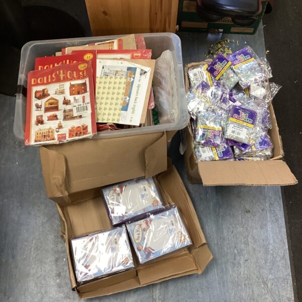 Mixed lot of dolls house magazines, confetti and cards.