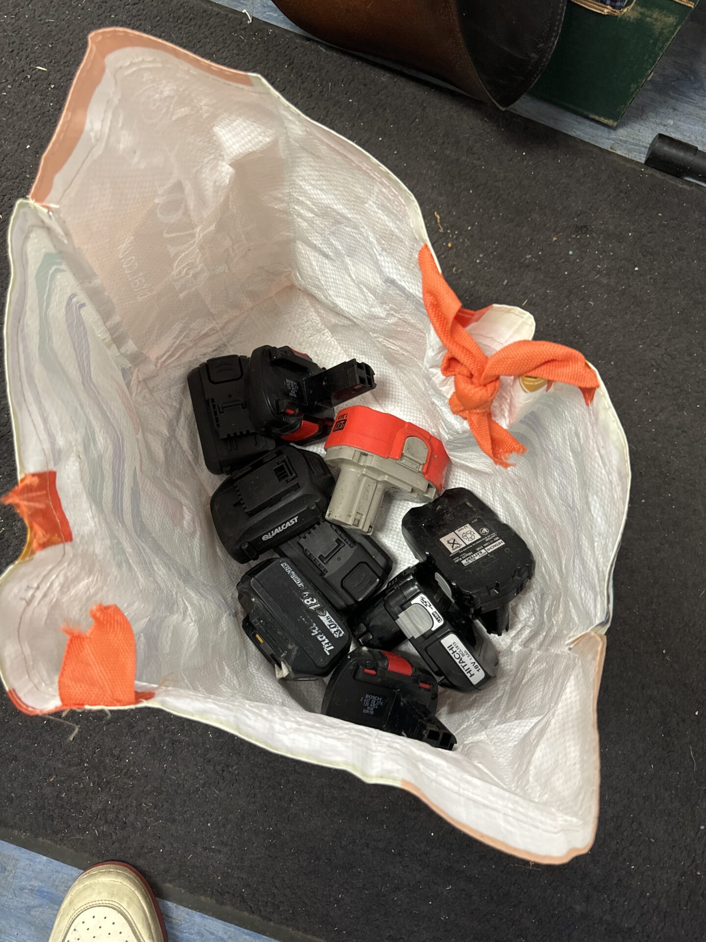 959 Selection of untested cordless tool batteries