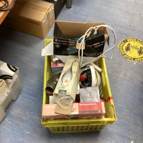 Russell Hobbs food blender in a mixed lot of kitchen items.