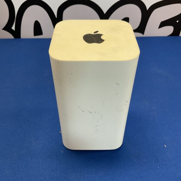 White Apple USB Hub A1521 vintage computer accessory.