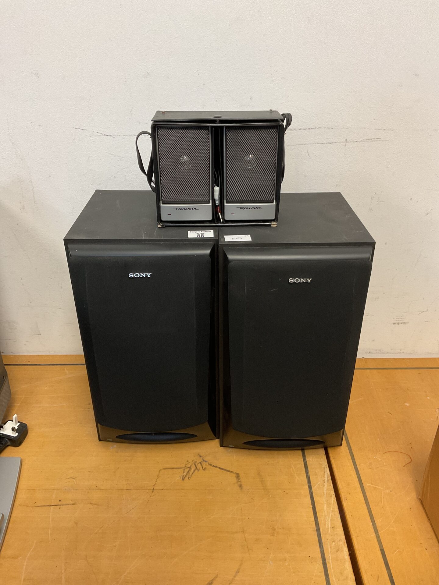 088 Pair of Sony model SS-EX90 speakers and pair of realistic minimus-0.6 mini speakers