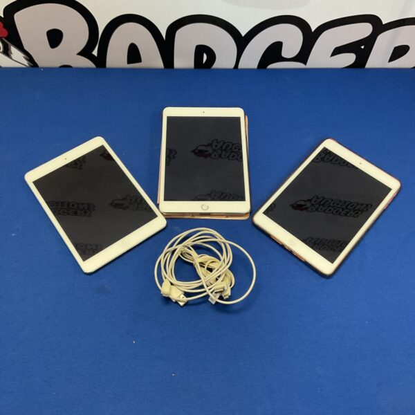Lot of three Apple iPad Mini tablets presented as-is.