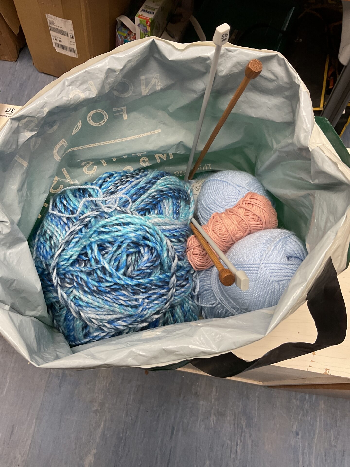 440 Bag of knitting items