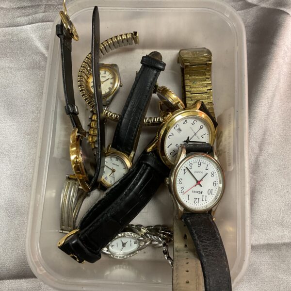 Assorted ladies wristwatches in a mixed lot for collectors.