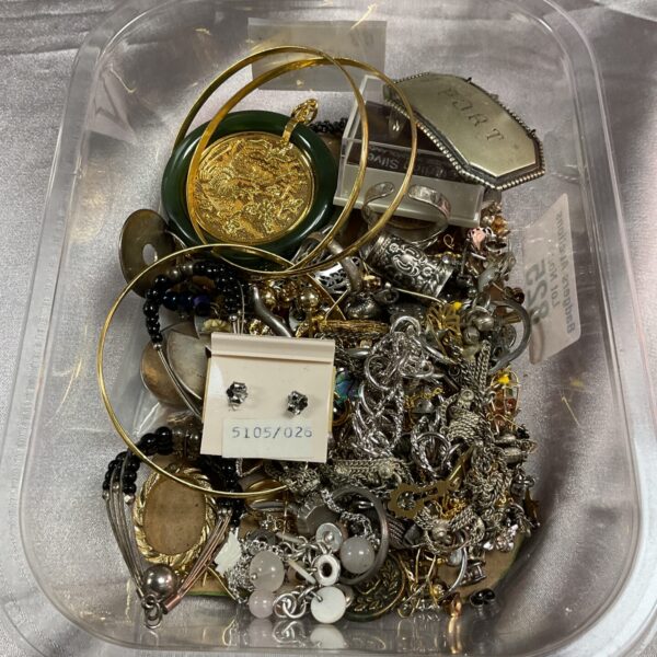 Tray of assorted vintage and costume jewellery pieces.
